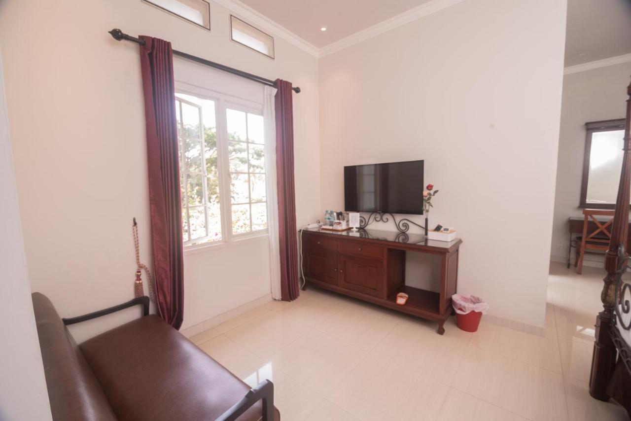 Front One Boutique Baluran Malang Hotel Екстериор снимка
