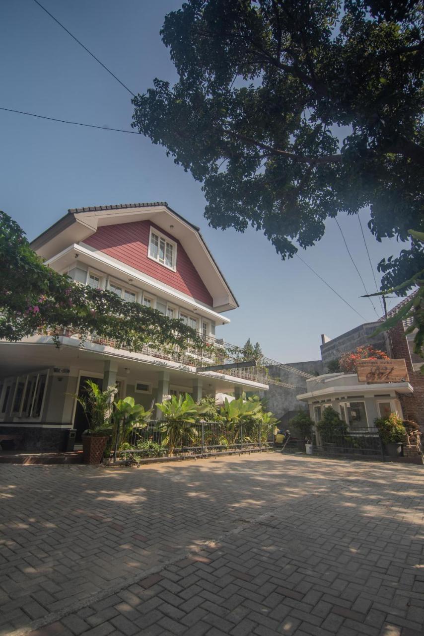 Front One Boutique Baluran Malang Hotel Екстериор снимка